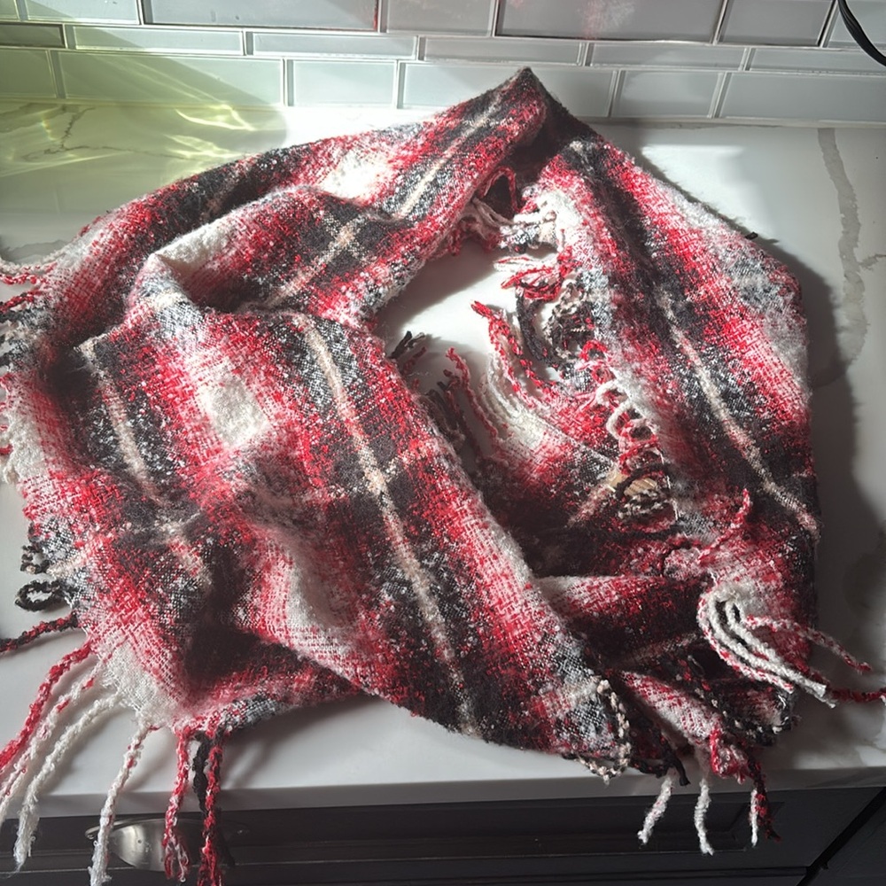 Beautiful warm scarf - Picture 6 of 9
